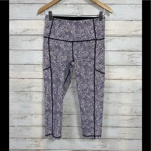 Victoria Sport Knockout  Capri Leopard Leggings